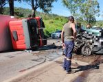 Homem morre preso às ferragens após acidente entre carro e caminhão em Itaúna