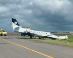 Avião do cantor Murilo Huff cai em vala no aeroporto de Goiânia
