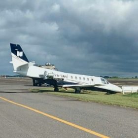 Avião do cantor Murilo Huff cai em vala no aeroporto de Goiânia