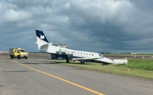 Avi&atilde;o do cantor Murilo Huff cai em vala no aeroporto de Goi&acirc;nia