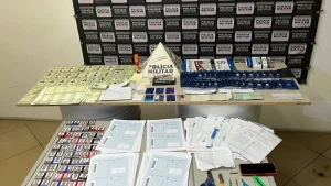 Jovem &eacute; preso em Juiz de Fora com dezenas de carteiras de trabalho e dados de aposentados