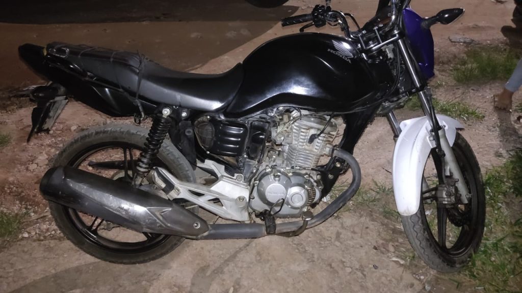 Dupla &eacute; presa por recepta&ccedil;&atilde;o no bairro Candid&eacute;s, em Divin&oacute;polis