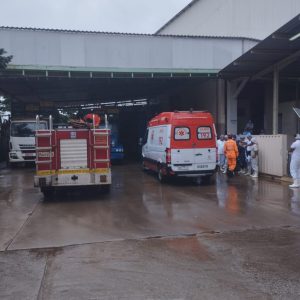 Mulher perde a perna ao cair em máquina de processamento de gelo em Pará de Minas