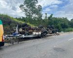 Tombamento de carreta causa duas mortes em Carmópolis de Minas