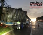 Itaúna: Caminhão bate em barranco e deixa motorista ferida na MG-050