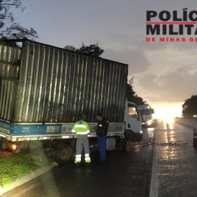 Itaúna: Caminhão bate em barranco e deixa motorista ferida na MG-050