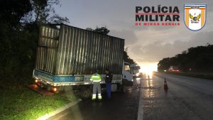 Ita&uacute;na: Caminh&atilde;o bate em barranco e deixa motorista ferida na MG-050