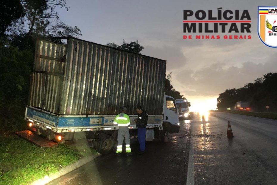 Itaúna: Caminhão bate em barranco e deixa motorista ferida na MG-050