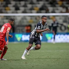 Alisson, da base, salva Galo de mais uma derrota.
