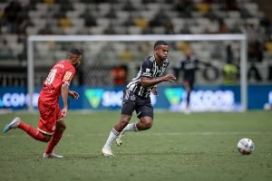 Alisson, da base, salva Galo de mais uma derrota.