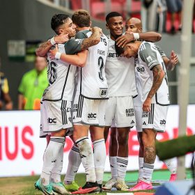 Atl&eacute;tico vence, mas s&oacute; a base convence.