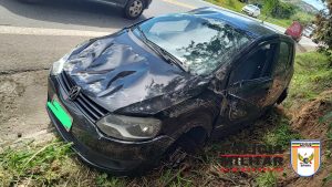 Carro capota ap&oacute;s motorista ligar o ar condicionado na BR-494, em Divin&oacute;polis