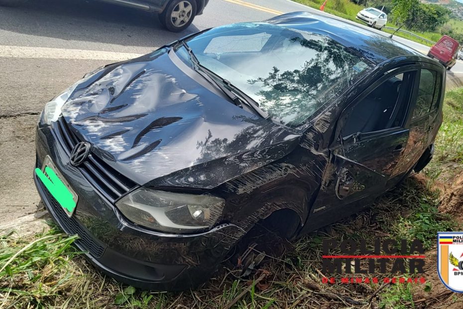 Carro capota ap&oacute;s motorista ligar o ar condicionado na BR-494, em Divin&oacute;polis
