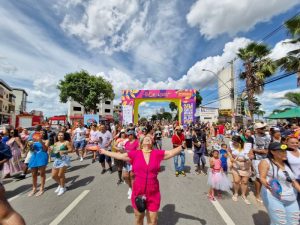 Pré-Carnaval continua com a passagem dos blocos pela avenida