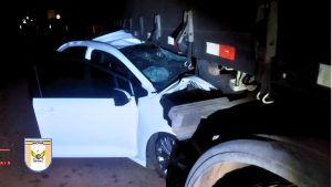 Ita&uacute;na: Acidente entre carro e carreta deixa homem ferido