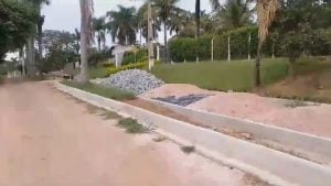 Morador reclama de obra inacabada no Lago das Roseiras, em Divin&oacute;polis