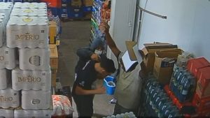V&Iacute;DEO: Bandidos assaltam conveni&ecirc;ncia em Divin&oacute;polis