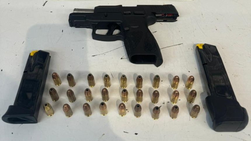 Homem &eacute; preso com pistola na MG-050, em Carmo do Cajuru