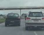 Carro estragado deixa trânsito lento na MG-050