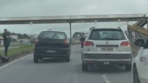 Carro estragado deixa tr&acirc;nsito lento na MG-050