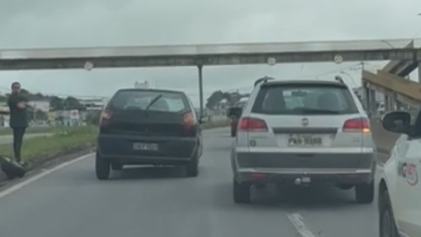 Carro estragado deixa trânsito lento na MG-050