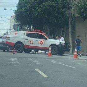 Motociclista fica ferida após colidir com carro no Centro de Divinópolis