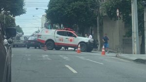 Motociclista fica ferida ap&oacute;s colidir com carro no Centro de Divin&oacute;polis