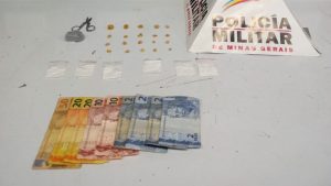 Adolescente &eacute; apreendido com drogas no bairro Catal&atilde;o, em Divin&oacute;polis