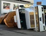 Carreta tomba na MG-260, em Cláudio