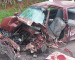 Acidente entre carro e caminhão deixa dois feridos na MG-050, em Itaúna