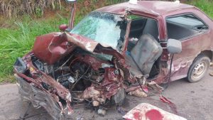 Acidente entre carro e caminh&atilde;o deixa dois feridos na MG-050, em Ita&uacute;na