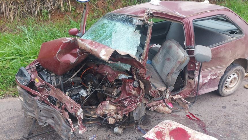 Acidente entre carro e caminhão deixa dois feridos na MG-050, em Itaúna