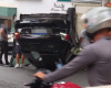 Carro capota na rua Rio de Janeiro, no Centro de Divinópolis