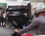 Carro capota na rua Rio de Janeiro, no Centro de Divinópolis