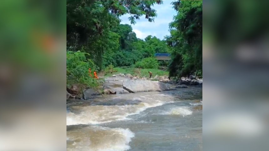 Na tarde desta quinta-feira (01), por volta das 12h31, o Corpo de Bombeiros Militar de Minas Gerais foi acionado para atender a um caso de um homem que estaria se afogando em um rio, no bairro Novo Santo Antônio, em Formiga.
