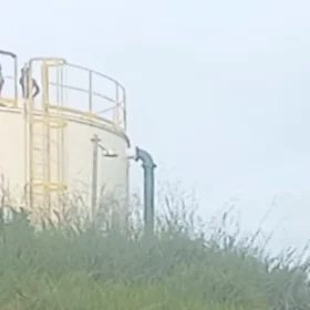 Uma leitora do Portal MPA registrou moradores do bairro Fausto Pinto da Fonseca, em Nova Serrana, tomando banho em um tanque da Copasa na região.