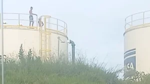 Uma leitora do Portal MPA registrou moradores do bairro Fausto Pinto da Fonseca, em Nova Serrana, tomando banho em um tanque da Copasa na regi&atilde;o.