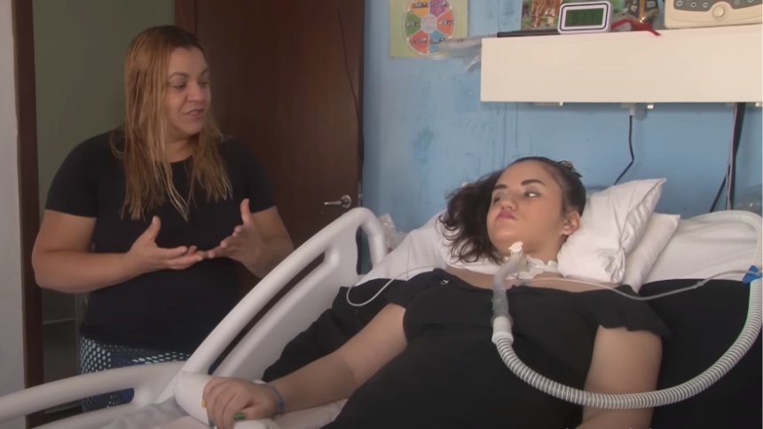 A jovem acamada devido a meningoencefalite causada por dengue, em 2019, Polyana Matias, foi destaque na BBC News Brasil.