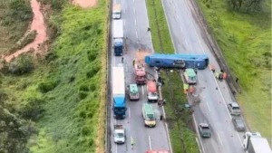 Um acidente aconteceu na BR-381, pr&oacute;ximo a Oliveira, na tarde desta quarta (07/2).