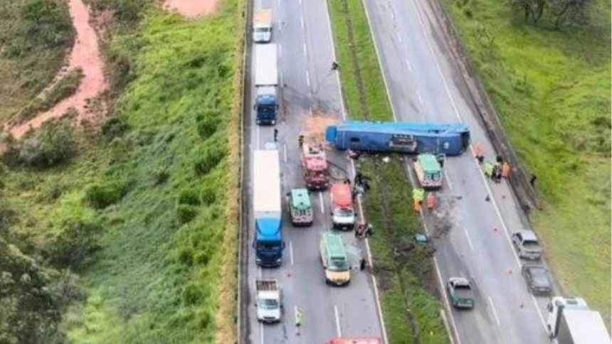 Um acidente aconteceu na BR-381, próximo a Oliveira, na tarde desta quarta (07/2).