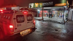 A Pol&iacute;cia Militar prendeu um homem de 25 anos acusado de roubar uma loja de bebidas/conveni&ecirc;ncia na rua Bom Sucesso, no bairro Interlagos, em Divin&oacute;polis, na norte de quarta-feira (07).