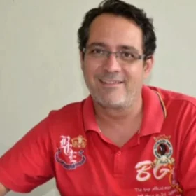Morreu nesta terça-feira (13), aos 53 anos, o professor Reginaldo Silva. A causa da morte se deu em decorrência de um tumor descoberto no ano passado.