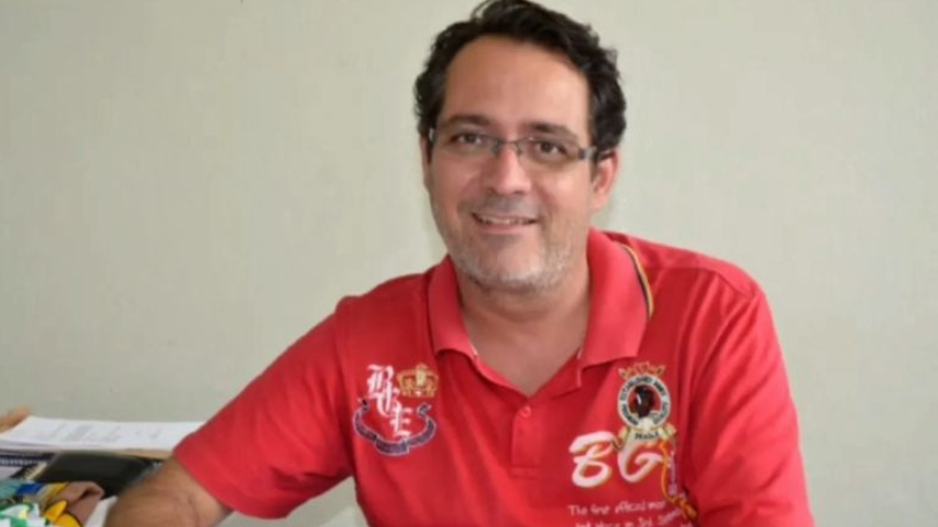 Morreu nesta terça-feira (13), aos 53 anos, o professor Reginaldo Silva. A causa da morte se deu em decorrência de um tumor descoberto no ano passado.