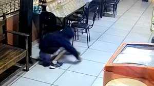 O Portal MPA recebeu imagens de um furto que aconteceu em um restaurante localizado na rua Pernambuco, no Centro de Divinópolis.