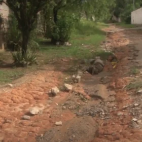 Dona Clarice tem 74 anos e todos os dias sai para trabalhar cedo, mas com o início das obras na avenida Magalhães Pinto no ano passado, começou a ter problemas.