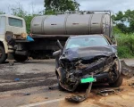 Um acidente entre um carro e um caminhão na tarde desta quinta-feira (15) deixou três pessoas feridas na rodovia MG-050, em São Sebastião do Oeste.