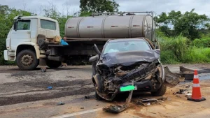 Um acidente entre um carro e um caminh&atilde;o na tarde desta quinta-feira (15) deixou tr&ecirc;s pessoas feridas na rodovia MG-050, em S&atilde;o Sebasti&atilde;o do Oeste.