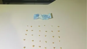 Um homem de 30 anos foi preso na sexta-feira (16), na rua Jo&atilde;o M&aacute;ximo Barbosa, bairro Mar&iacute;lia, em Lagoa da Prata.