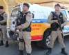 A equipe da Polícia Militar abordou um homem de 30 anos, no sábado (17/2), durante recobrimento, o qual tinha em seu desfavor mandado de prisão em aberto.