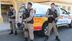 A equipe da Polícia Militar abordou um homem de 30 anos, no sábado (17/2), durante recobrimento, o qual tinha em seu desfavor mandado de prisão em aberto.